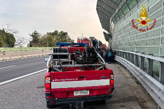 Pullman a rischio incendio: vigili del fuoco in A14